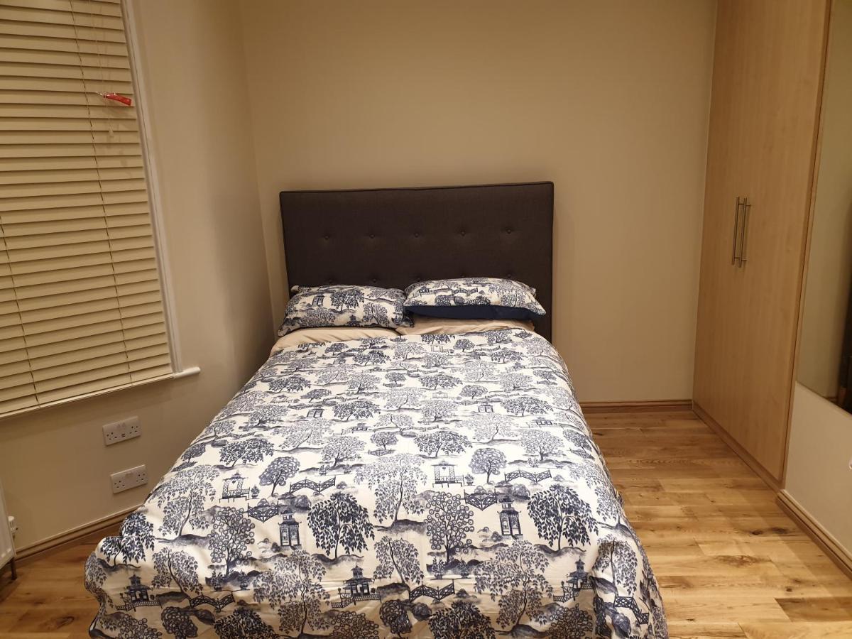 London Luxury Apartments 3 Bedroom Sleeps 8 With 3 Bathrooms 4 Mins Walk To Tube Free Parking Ilford Exteriér fotografie