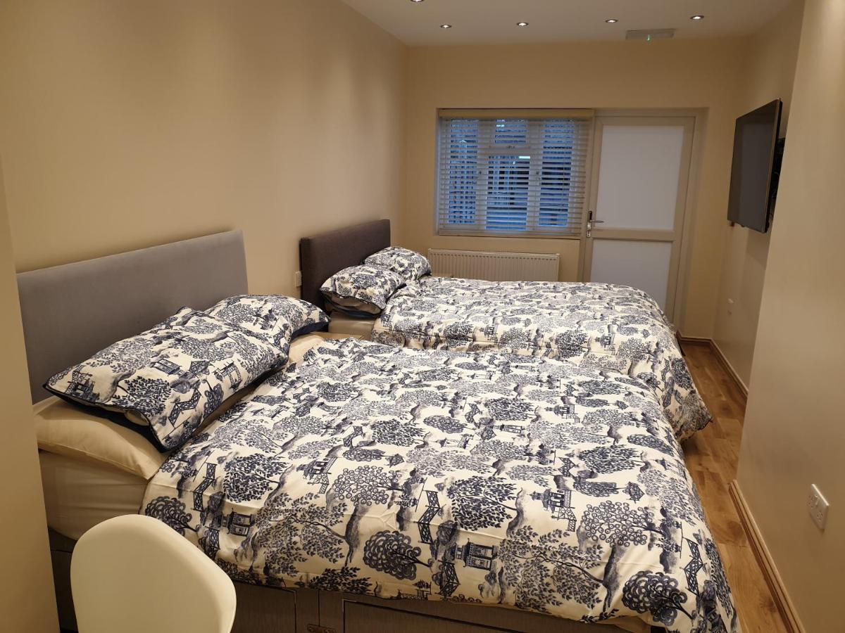 London Luxury Apartments 3 Bedroom Sleeps 8 With 3 Bathrooms 4 Mins Walk To Tube Free Parking Ilford Exteriér fotografie