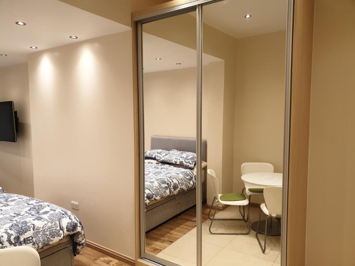 London Luxury Apartments 3 Bedroom Sleeps 8 With 3 Bathrooms 4 Mins Walk To Tube Free Parking Ilford Exteriér fotografie