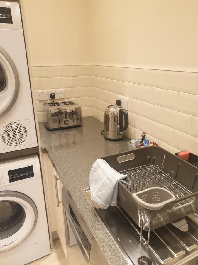 London Luxury Apartments 3 Bedroom Sleeps 8 With 3 Bathrooms 4 Mins Walk To Tube Free Parking Ilford Exteriér fotografie
