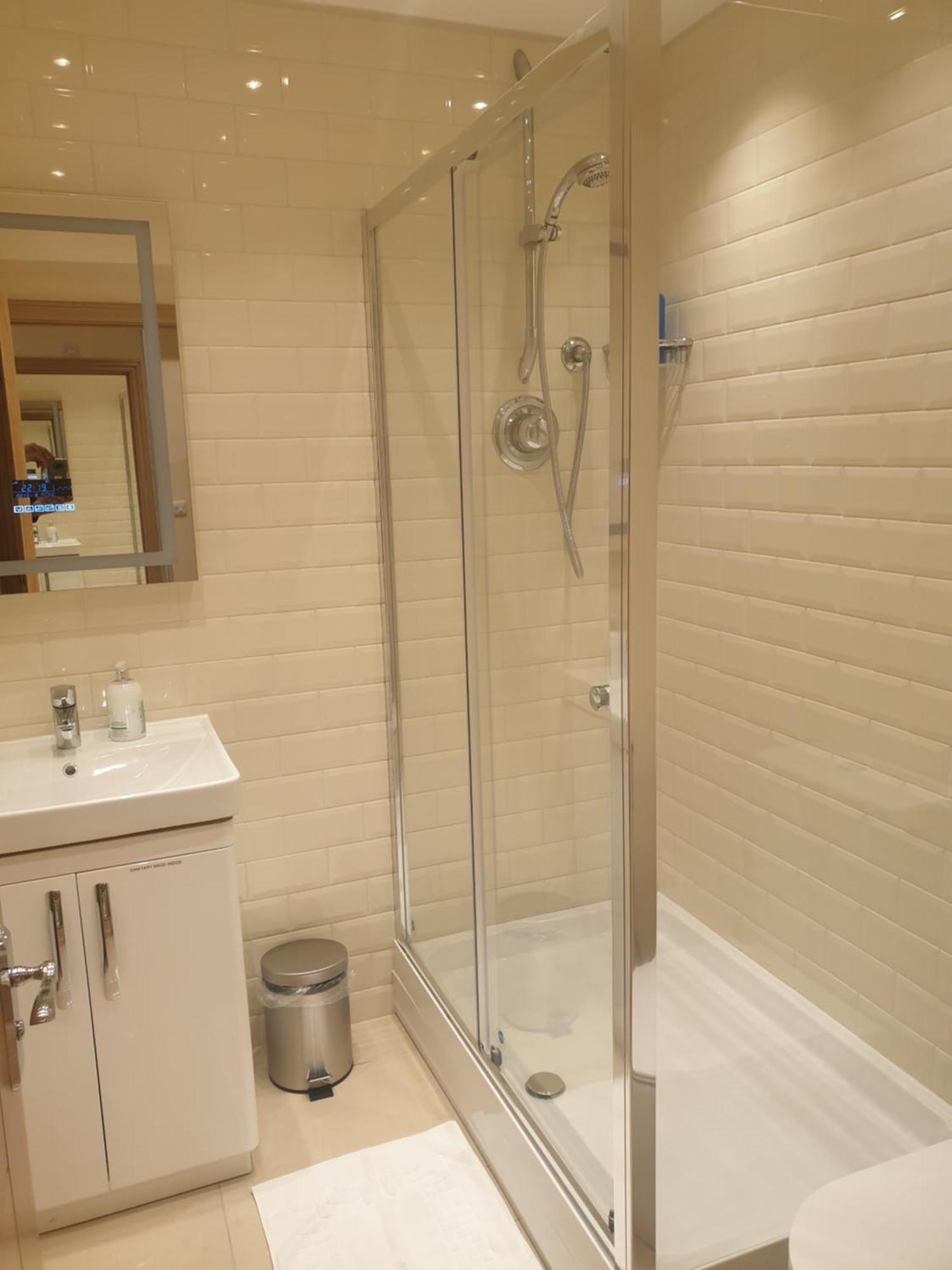 London Luxury Apartments 3 Bedroom Sleeps 8 With 3 Bathrooms 4 Mins Walk To Tube Free Parking Ilford Exteriér fotografie